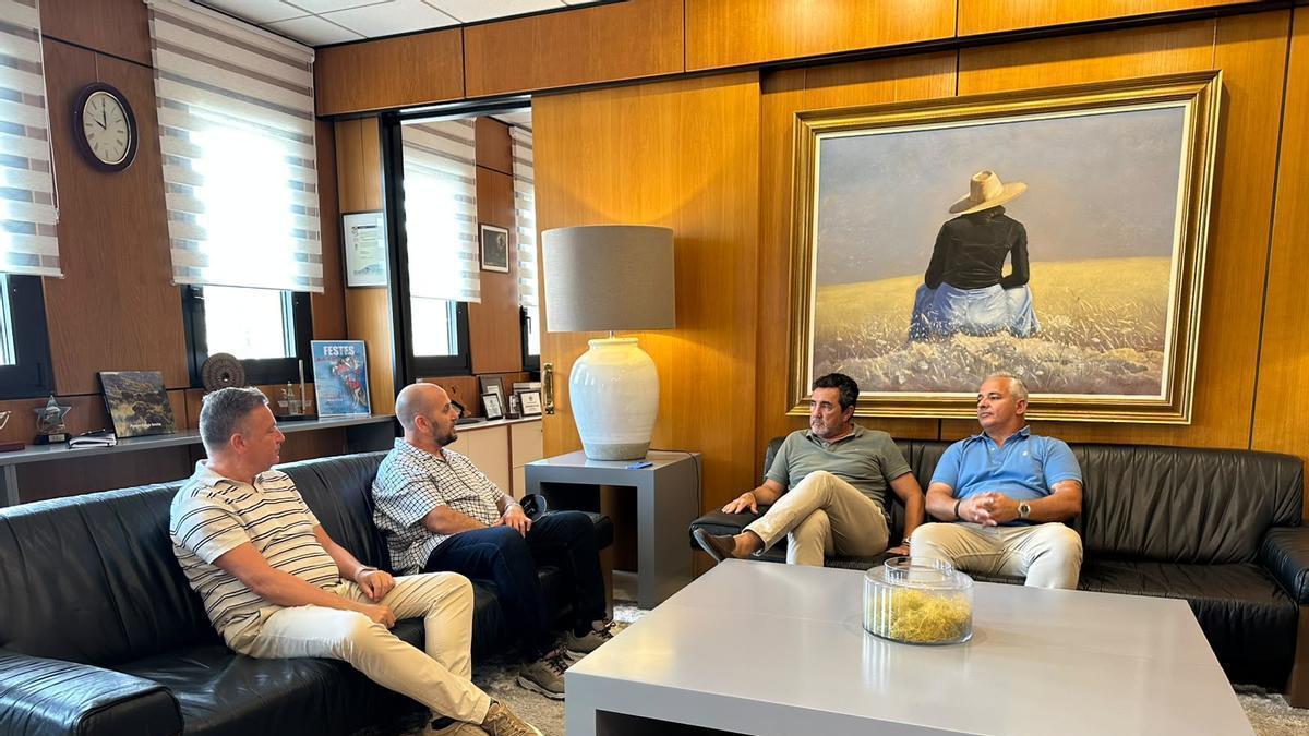Calvià y el artista José Carlos Terroba Bello han formalizado la cesión de la obra conmemorativa en honor a los dos jóvenes agentes de la Guardia Civil