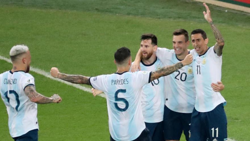 La selección argentina celebra un tanto contra Venezuela