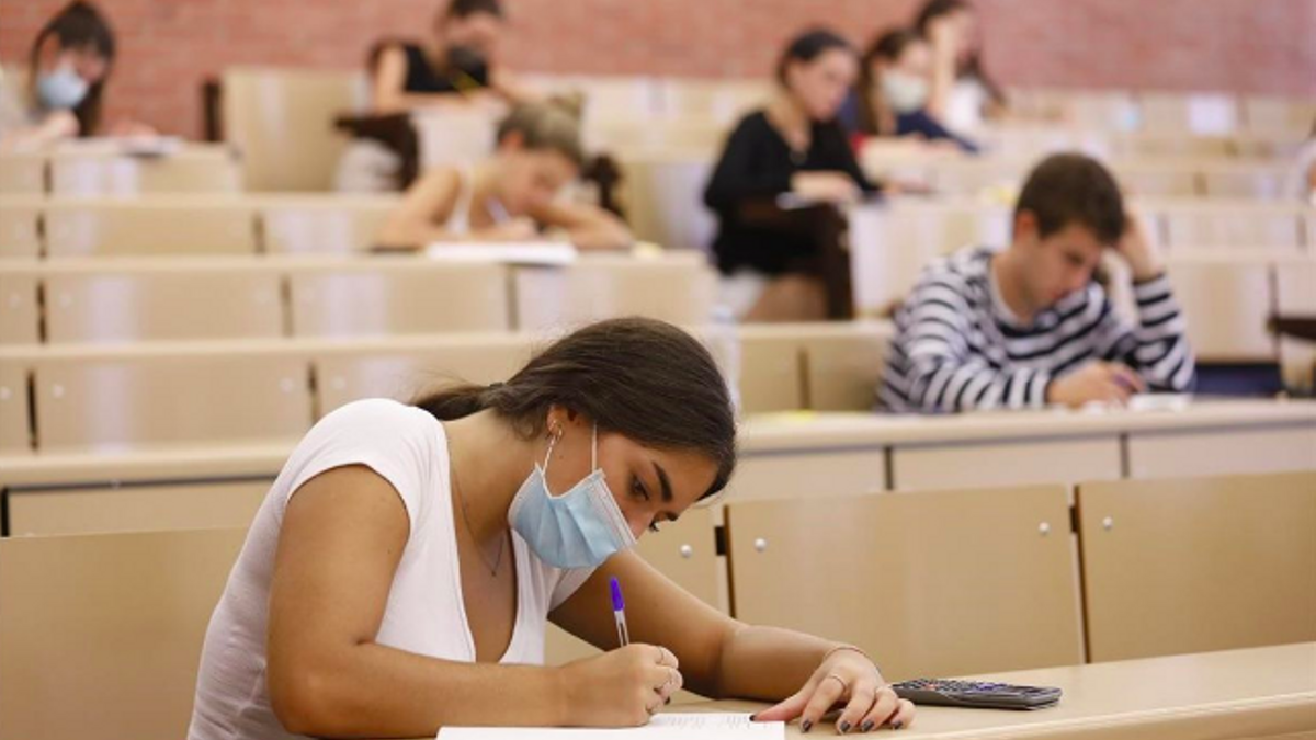 Un grupo de estudiantes realizan las pruebas de acceso a la universidad, en julio de 2020 en Barcelona.