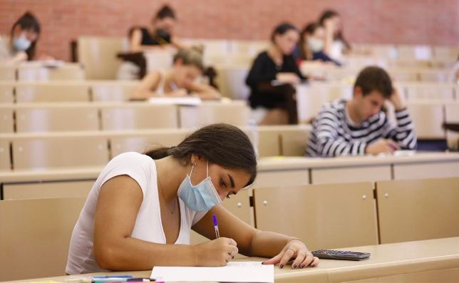 Un grupo de estudiantes realizan las pruebas de acceso a la universidad, en julio de 2020 en Barcelona.