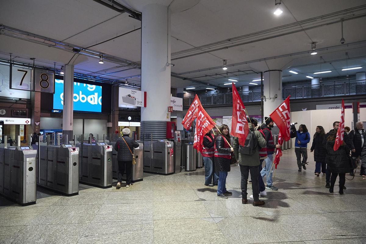 Piquet informatiu de CCOO durant la primera jornada de la vaga ferroviària, a l’estació de tren Madrid-Puerta de Atocha-Almudena Grandes, el 9 de febrer del 2026
