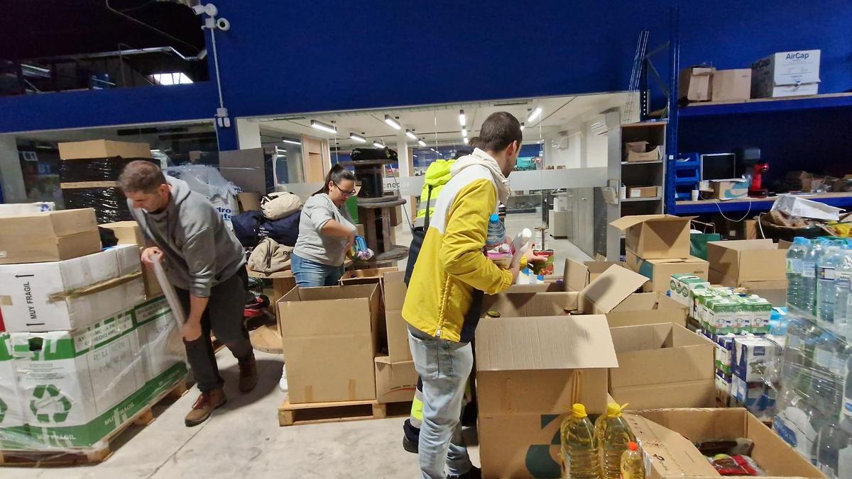 Voluntarios organizan las donaciones en Vinaròs.