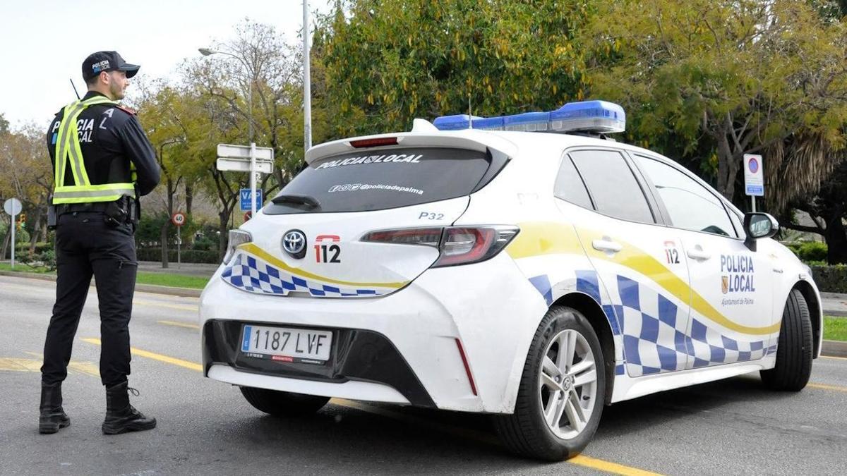 Un menor de 15 años, herido al estrellarse con su moto contra un coche aparcado en Palma