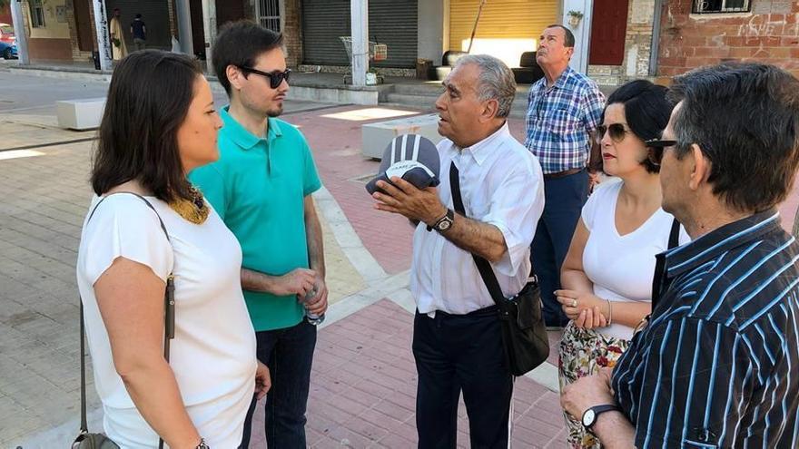 La concejala Lola Sánchez, junto a vecinos de Los Rosales.