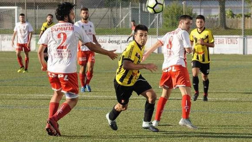 El delantero Aitor persigue un balón en un partido. // Bernabé/Javier Lalín