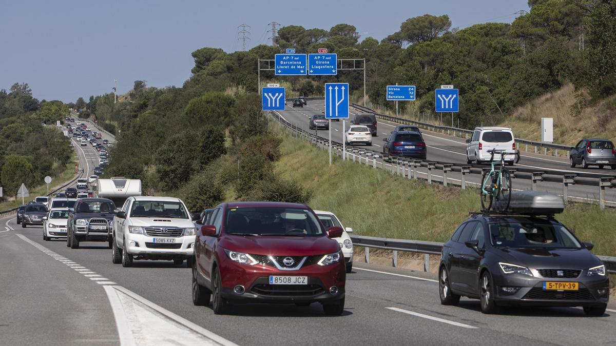 Una fila de coches inunda una autopista de la Costa Brava dirección Platja D'Aro.