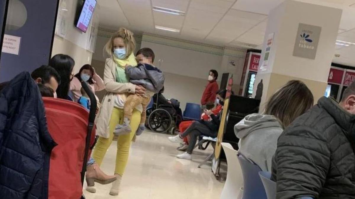 Madres y padres en uno de los pasillos del hospital infantil de la Arrixaca.