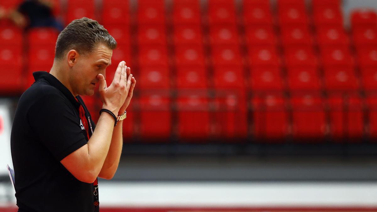Martin Schiller gesticula durante un entrenamiento.