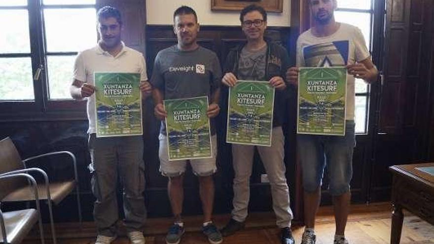 Miguel López, Rodrigo López, el concejal de Deportes Julio Mougán y Ricardo González enseñan el cartel de la I Xuntanza Kitesurf. // FdV