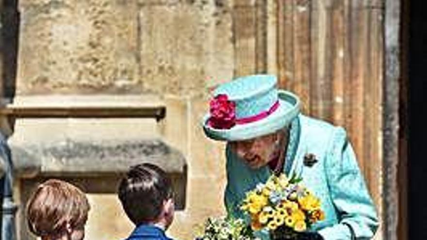 Unos niños obsequian con flores a Isabel II, ayer.