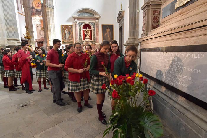 Ofrenda floral a León y Castillo en la catedral