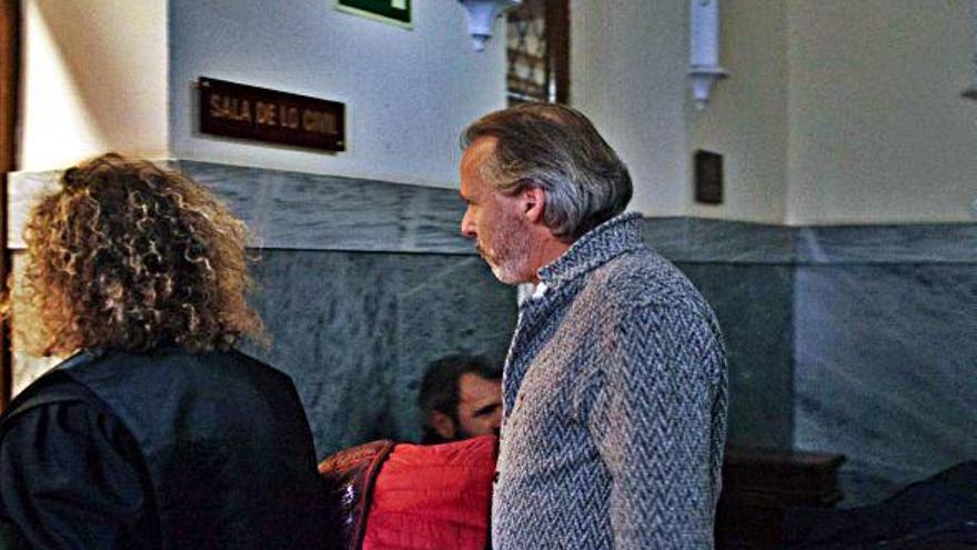 El director del balneario de Almeida entra en la sala de la Audiencia Provincial.