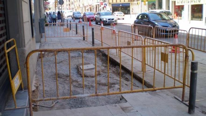 Una avaria a la xarxa d&#039;aigua fa tallar un carril de la carretera de Vic