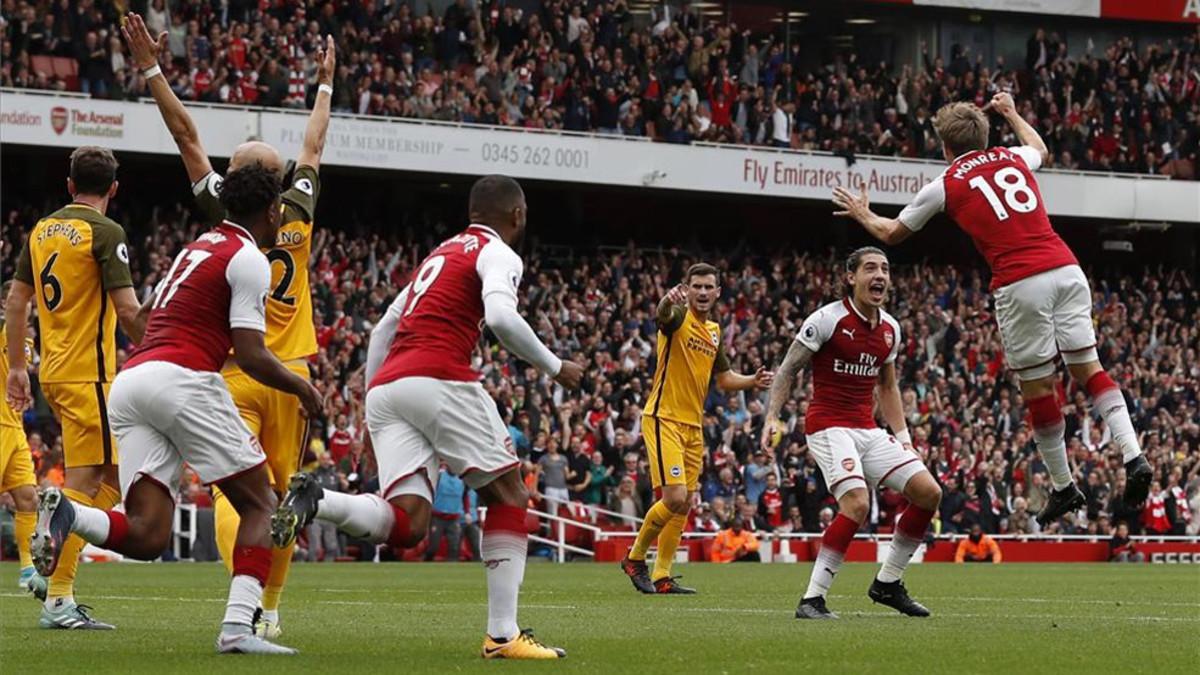 Monreal celebra el primer tanto junto a Bellerín