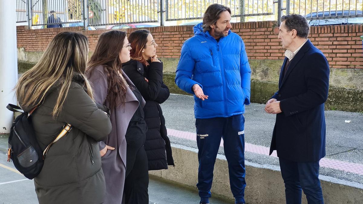 Jorge Pañeda, a la derecha, conversando con el director del colegio Pumarín, Alberto Ferrao, este lunes.