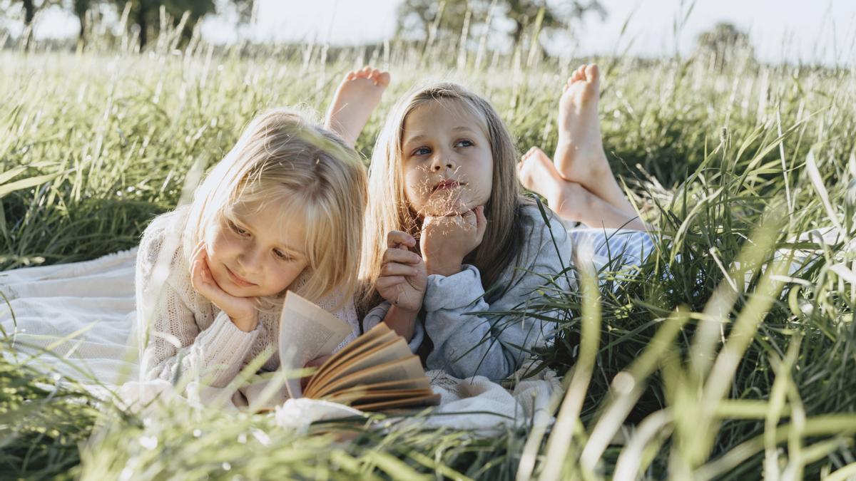 Infants gaudint de la lectura