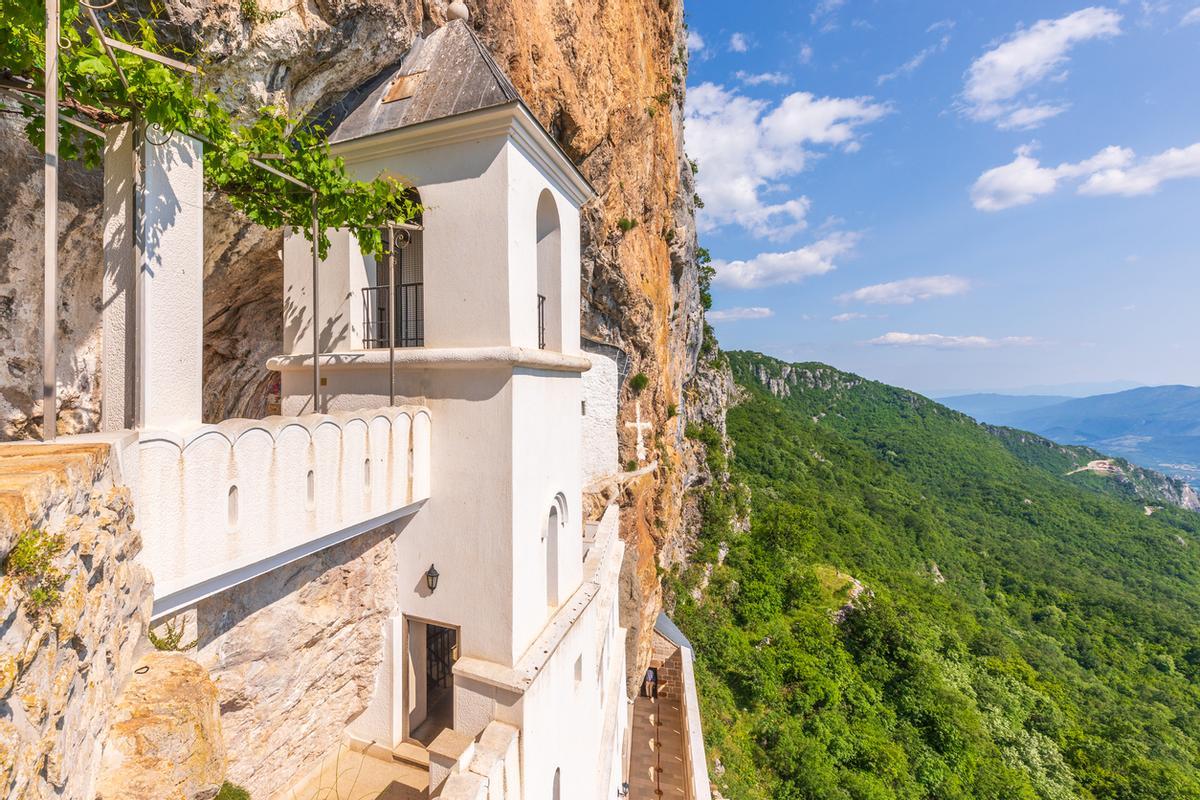 Monasterio de Ostrog, construido en un acantilado montañoso