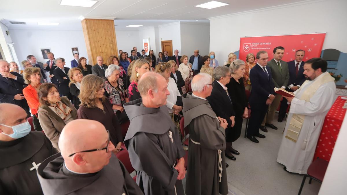 El sacerdote de la Diócesis de Córdoba y capellán de la Orden de Malta para la delegación de Andalucía, Pablo Lora, ha bendecido la nueva sede.