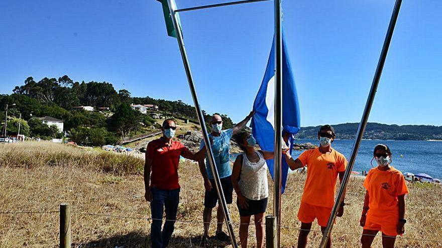 El izado de la bandera azul, ayer en Area de Bon.