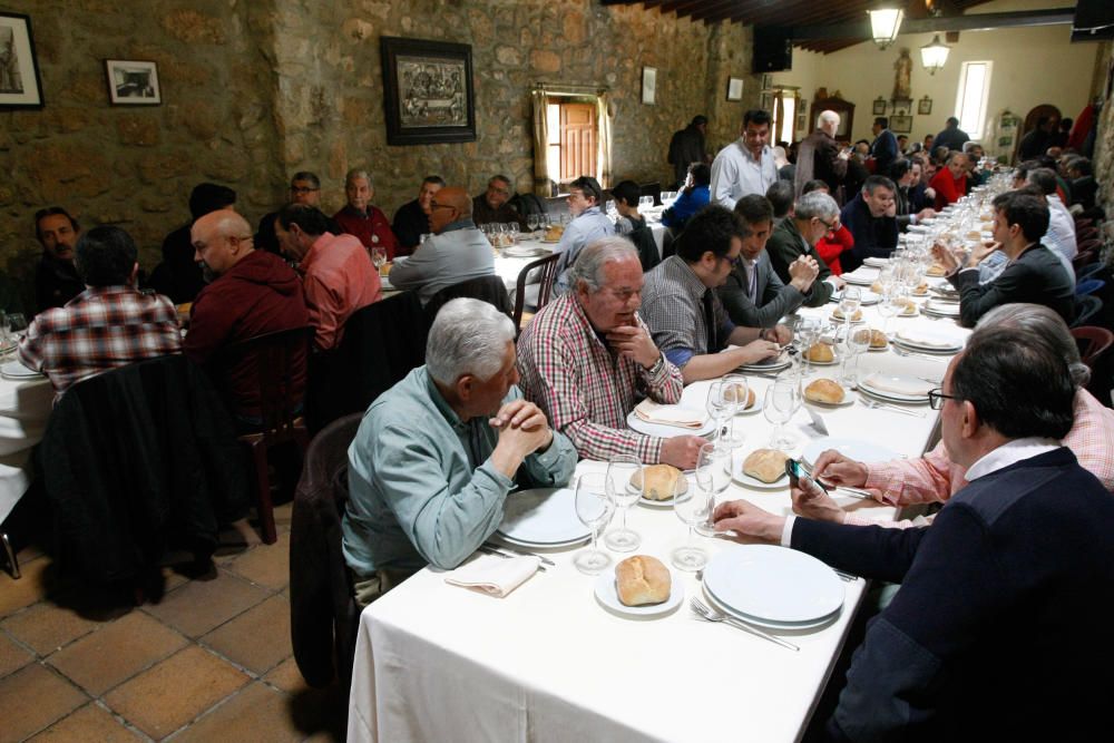 Comida de Valderrey en el salón junto a la ermita