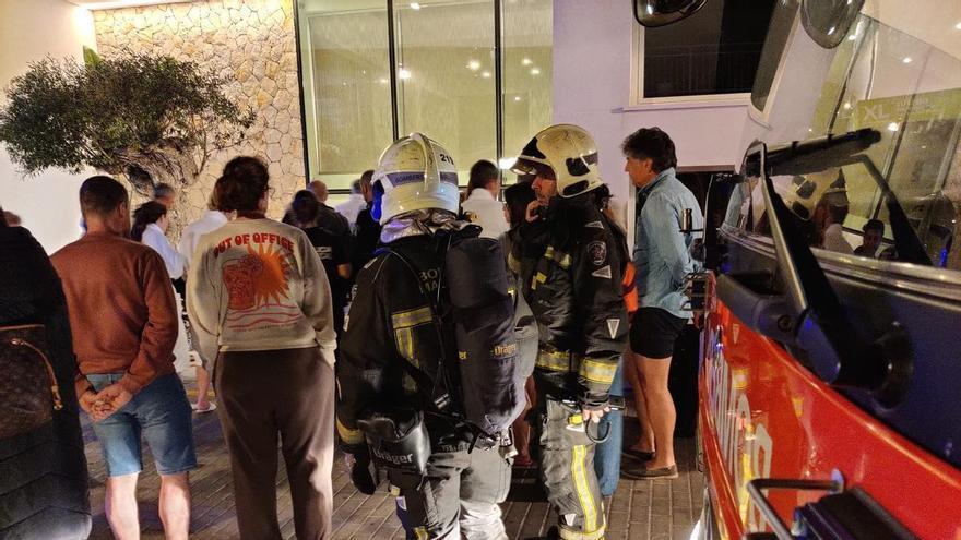 Desalojadas un centenar de personas por un incendio en un hotel de s'Illot