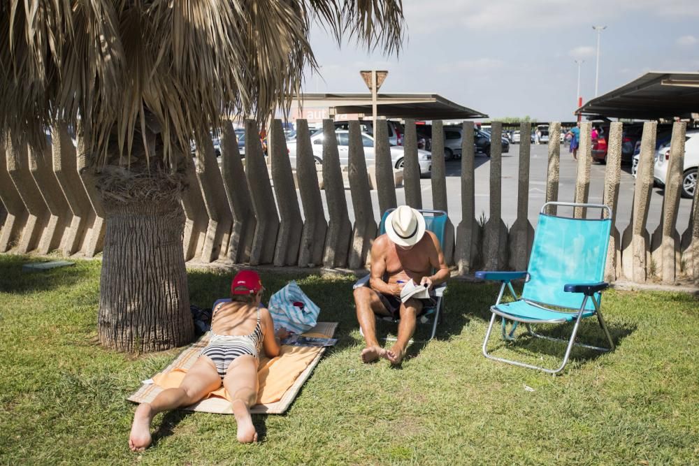 Veraneantes y visitantes en las playas de l'Horta.