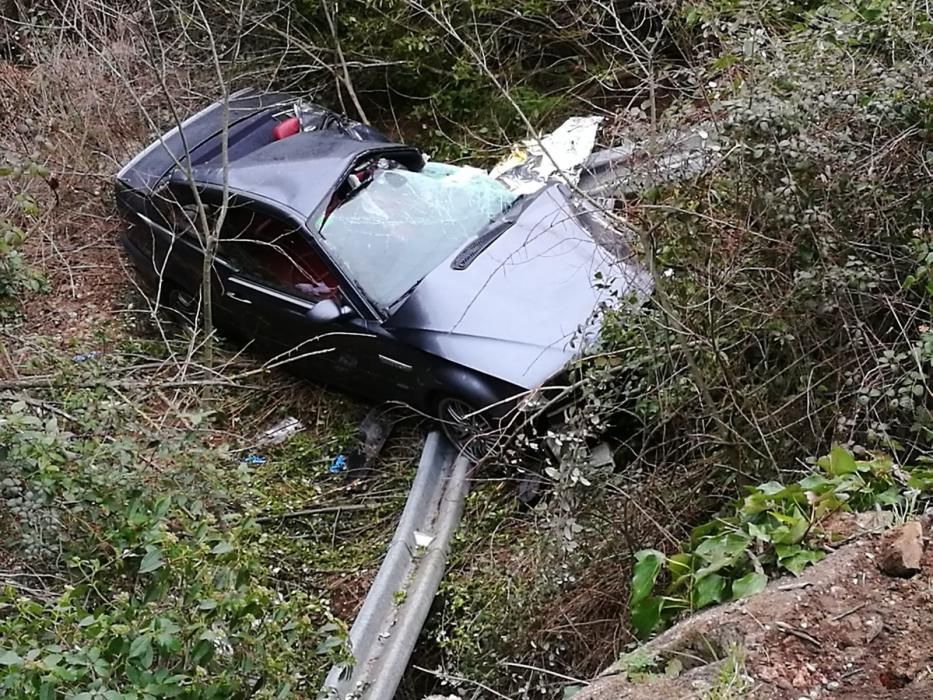 Un cotxe cau per un barranc de 10 metres