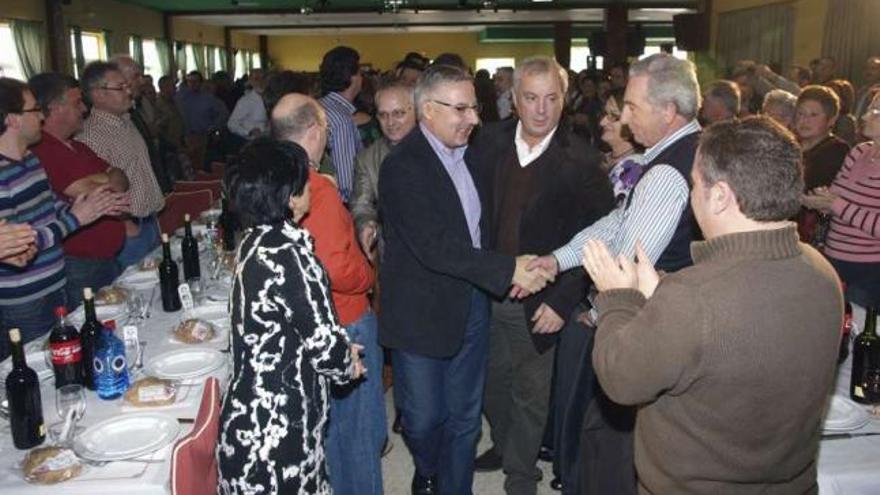 El ministro de Fomento y el líder del PSdeG, ayer, en un acto de confraternización en Oroso (A Coruña). / j. leal