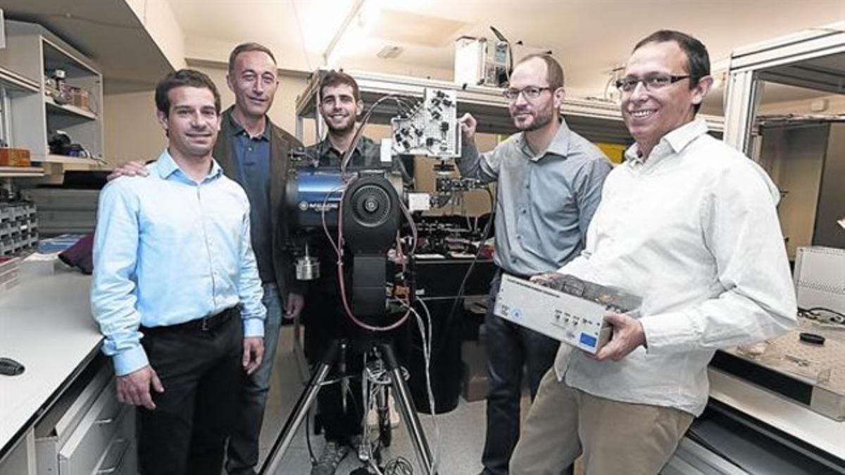 De izquierda a derecha, los investigadores Marc Jofre, Valerio Pruneri, Carlos Abellán, Morgan Mitchell y Waldimar Amaya, en un laboratorio del Icfo.