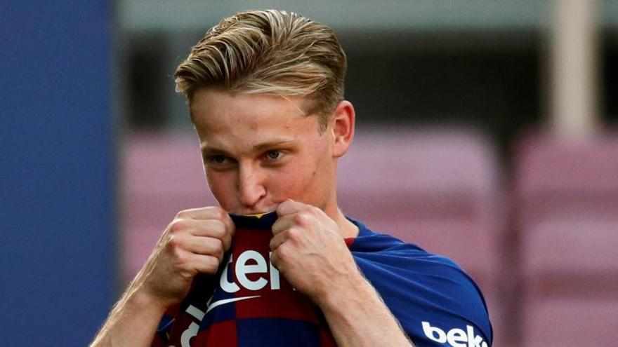 De Jong, fent un petó a l&#039;escut del Barça