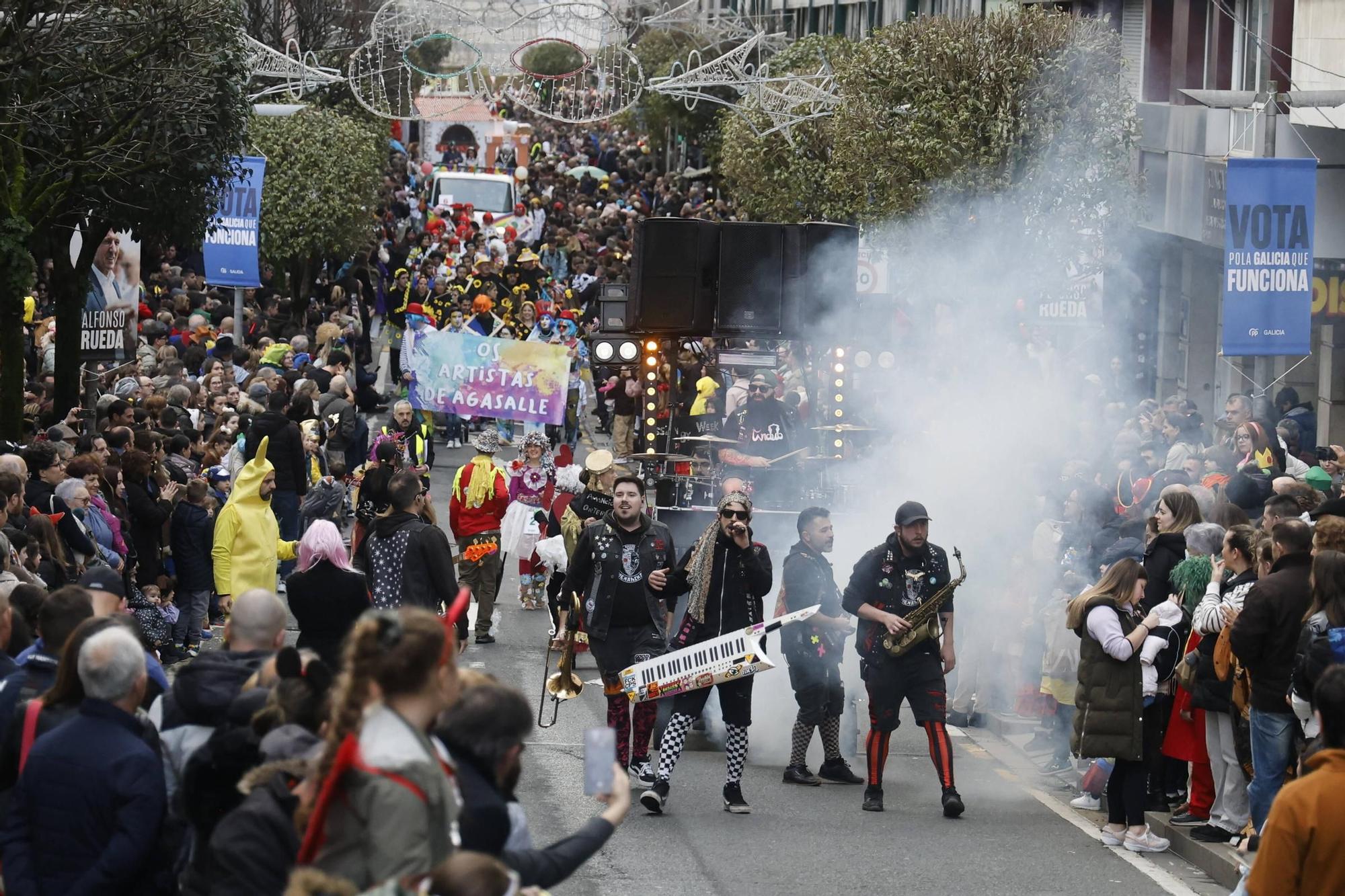 Santiago disfruta del tradicional desfile de Martes de Entroido