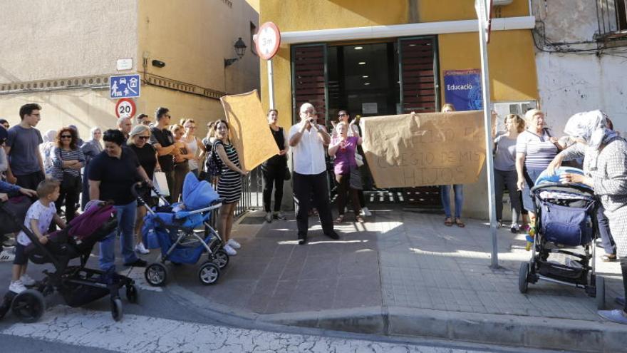 La protesta de los padres en la Concejalía de Educación.