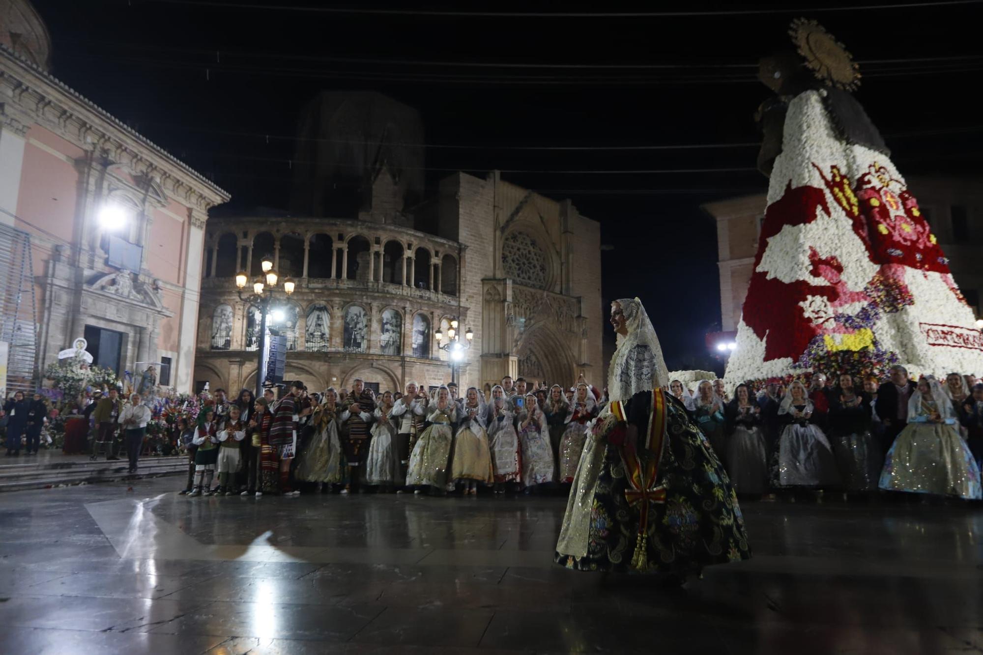 Laura Mengó y su corte coronan la ofrenda a la Virgen