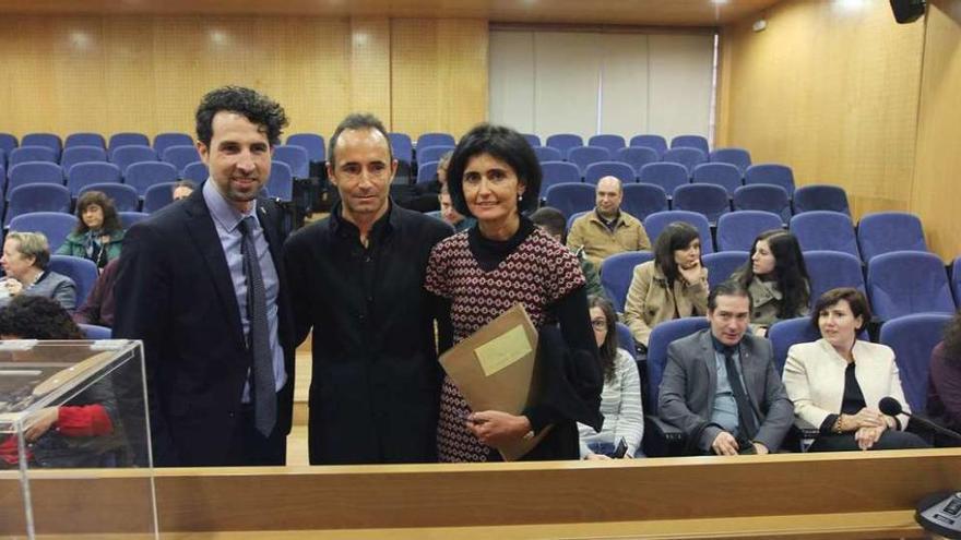 El vicerrector Virxilio Rodríguez, Roberto Bustillo y Marta Fernández, ayer. // Iñaki Osorio