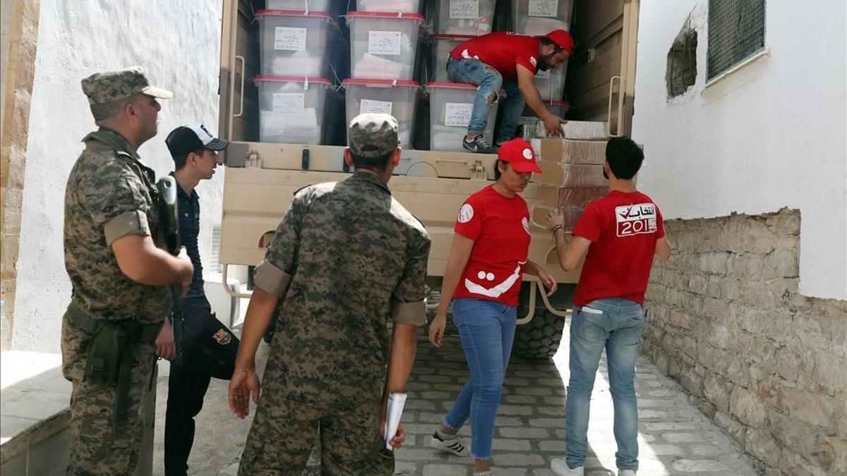 Soldados tunecinos vigilan la distribución de urnas electorales en Túnez.