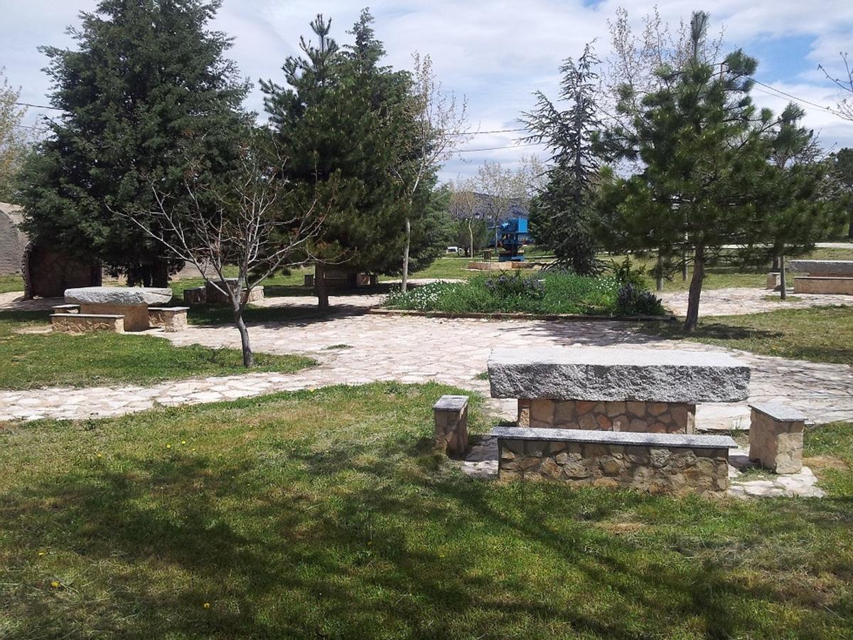 El Museo Minero de Escucha dispone de una amplia zona exterior con merendero, parque, restaurante y una exposición de maquinaria, entre otros atractivos.