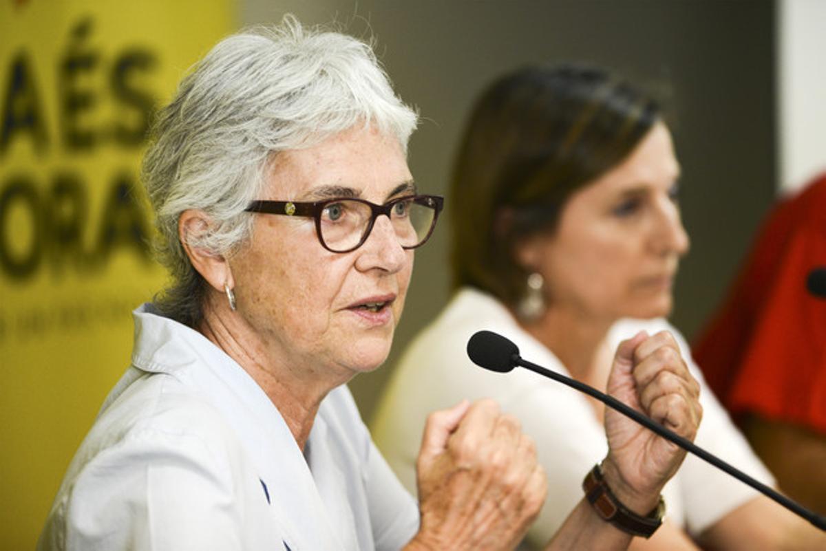 Muriel Casals i Carme Forcadell, en una roda de premsa d’{Omnium} Cultural i l’{Assemblea} Nacional Catalana, l’agost del 2014.
