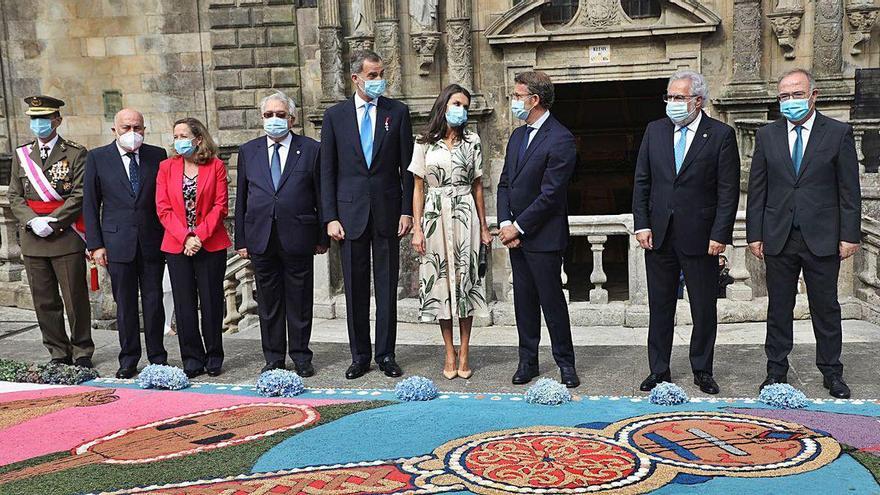 Felipe VI y Letizia, acompañados del resto de autoridades, frente a una de las alfombras florales.
