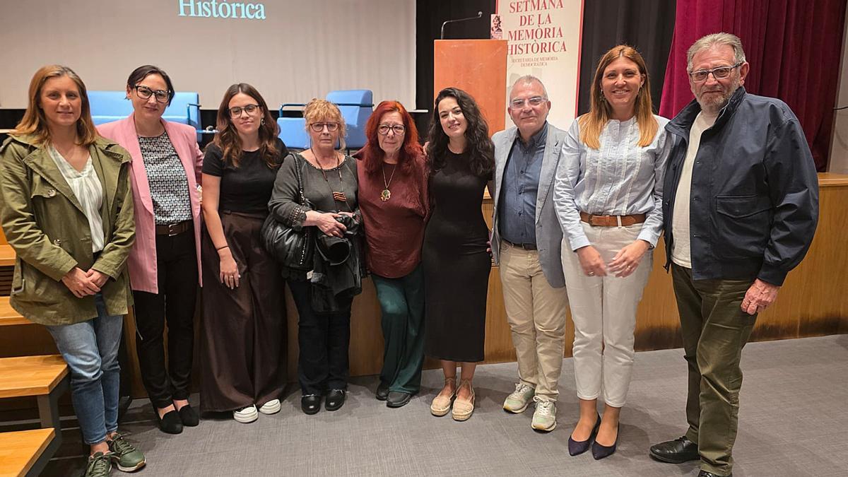 Los dirigentes socialistas con Jesús Ros al frente junto a las ponentes de la primera jornada.