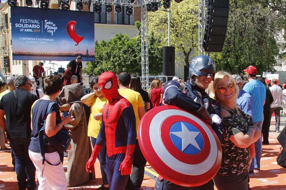 El Festival solidario Soles de Málaga contó con la presencia en la calle Alcazabilla de algunos personajes de Star Wars y de superhéroes de Marvel.