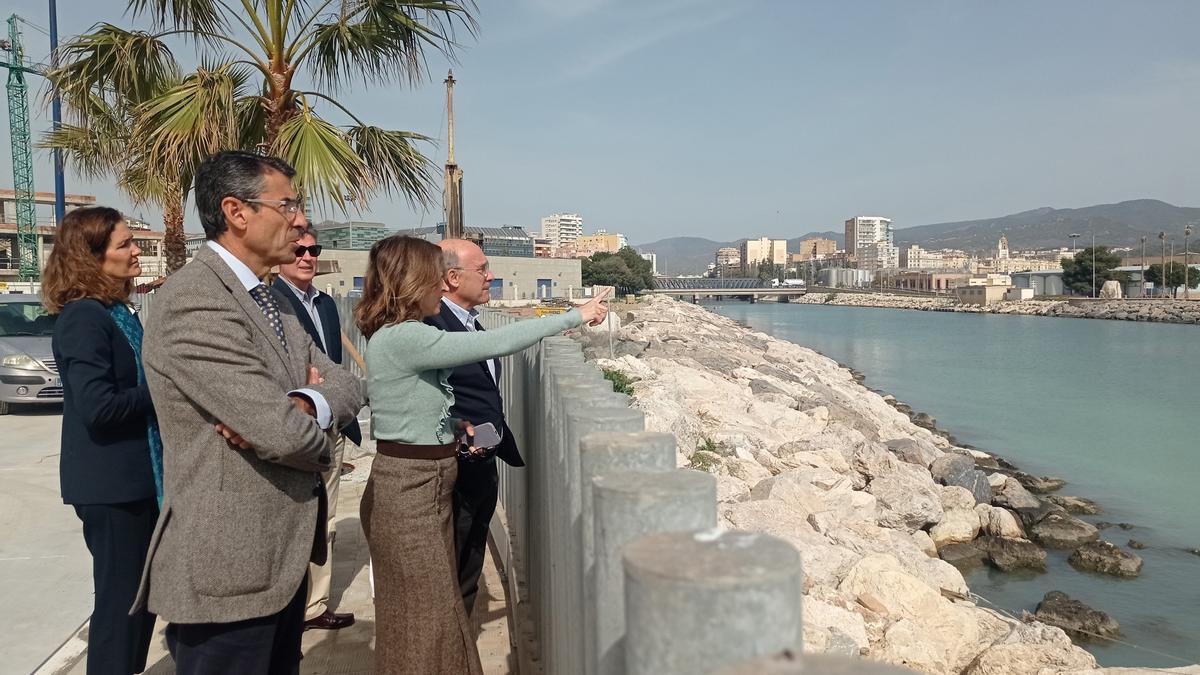 La delegada del Gobierno andaluz en Málaga, Patricia Navarro, visita el puerto de Málaga junto al presidente de la Autoridad Portuaria, Carlos Rubio, y el delegado territorial de Agricultura, Pesca, Agua y Desarrollo Rural, Fernando Fernández.