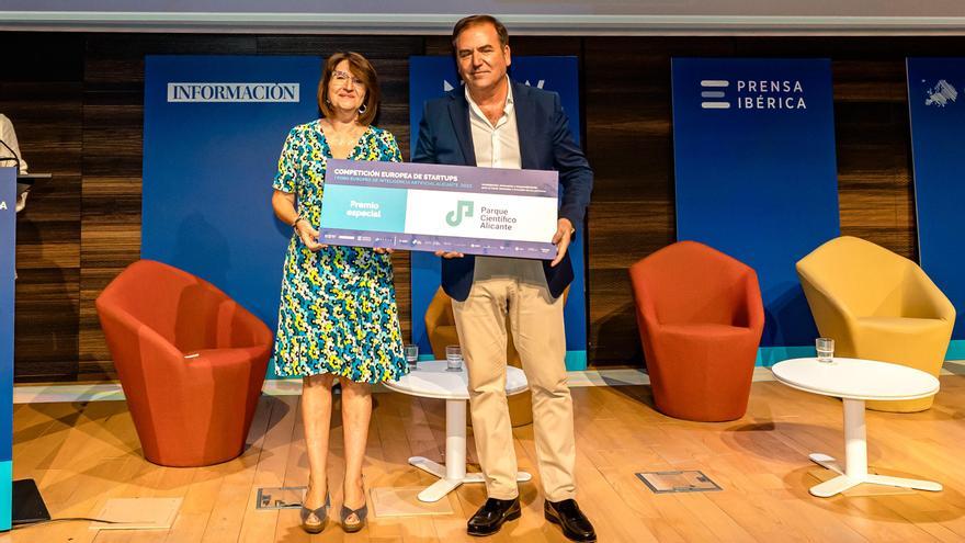 Isidro Fernández, CEO de Bumerania Robotics,  recibe el galardón de manos de Amparo Navarro, rectora de la UA.