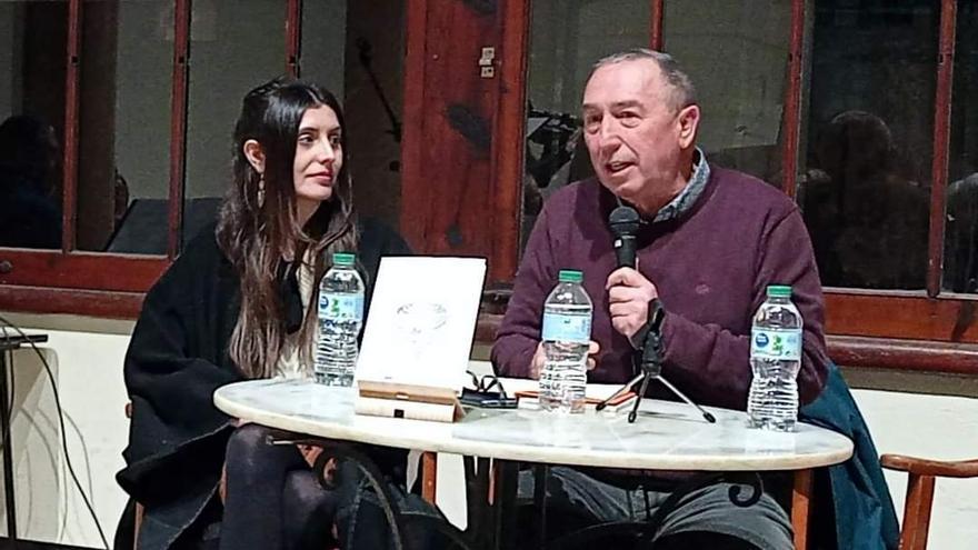 La autora junto al diputado Joan Baldoví durante la presentación del libro.