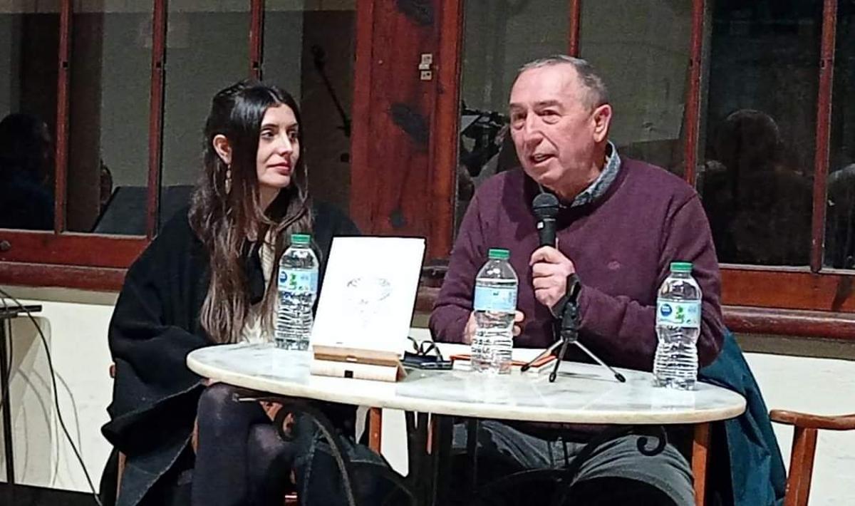 La autora junto al diputado Joan Baldoví durante la presentación del libro.