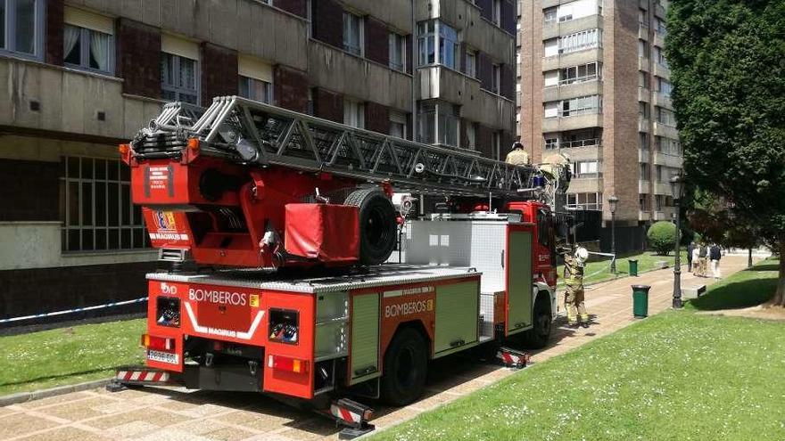 Los bomberos de Oviedo intervienen en Llamaquique por la caída de cascotes