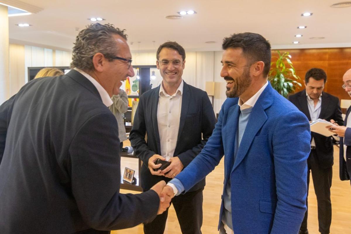 David Villa estrecha la mano del alcalde de Benidorm, Toni Pérez.