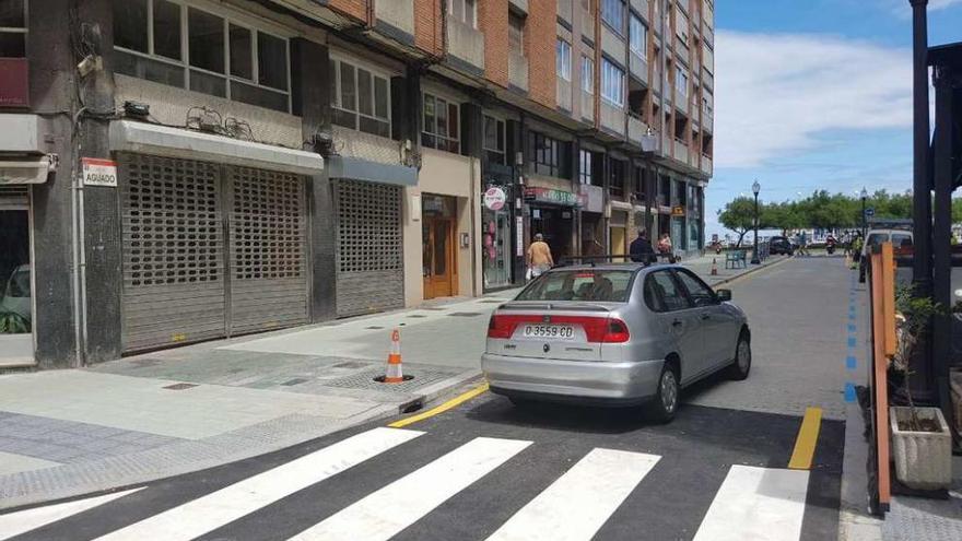 Un coche atraviesa la calle Aguado tras reabrirse al tráfico.