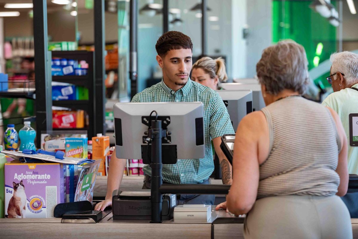 Un empleado de Mercadona en la tienda de Telde.