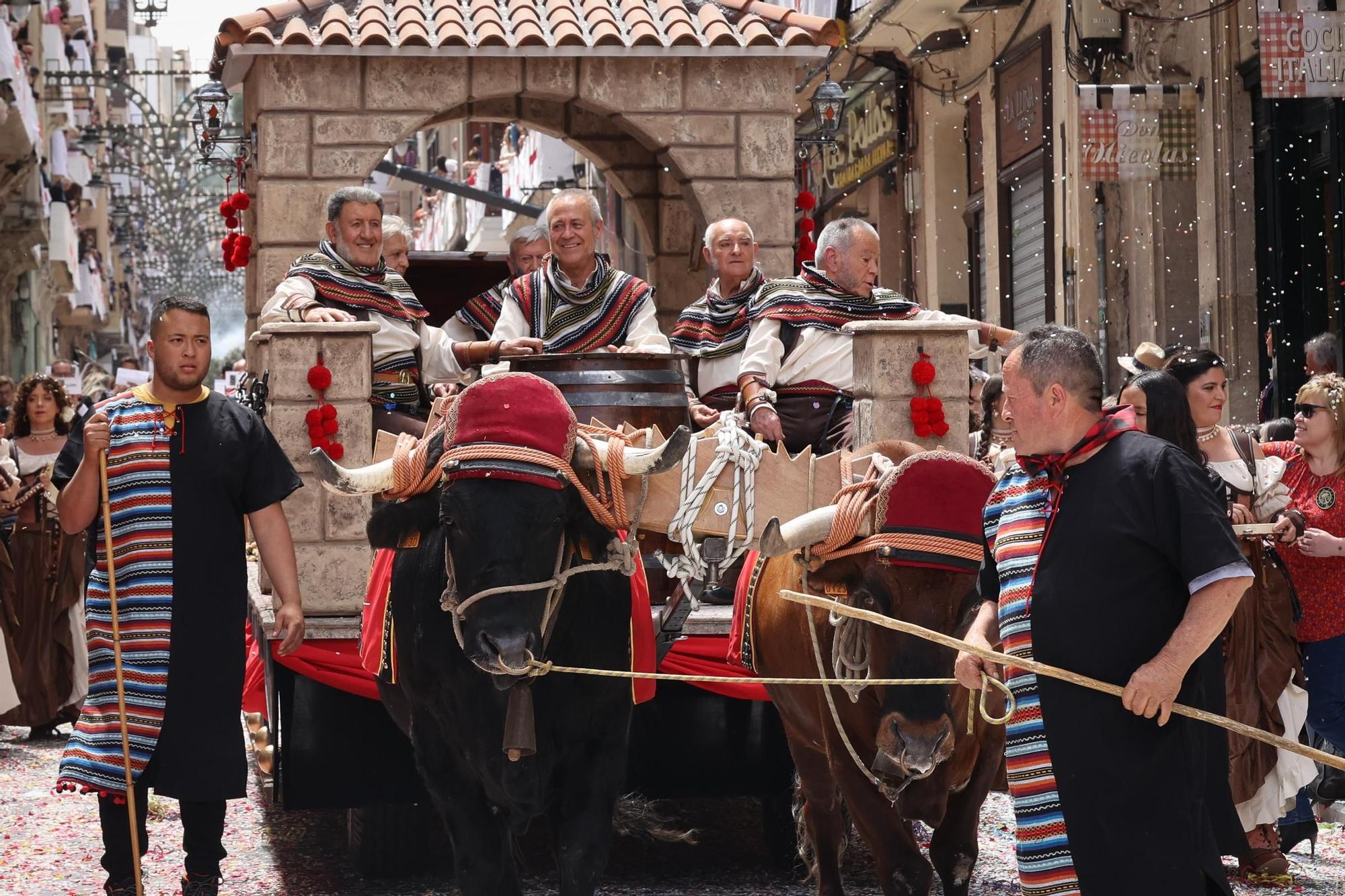 Alcoy se entrega al espectáculo de las tropas cristianas