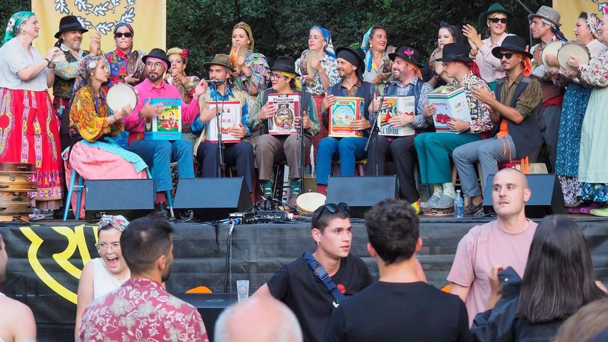 Actuación del grupo Pan sen Fron en la XXXVIII Festa da Carballeira de Zas, en agosto / fernando nieto